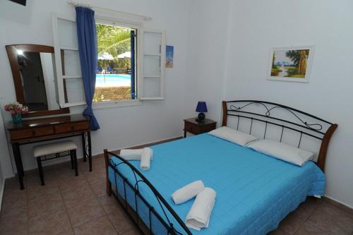 Giường trong phòng chung tại Tinos apartments Zalonis