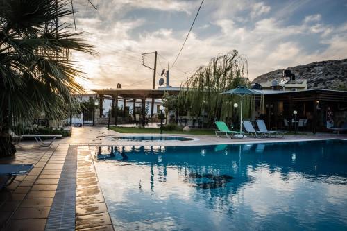 Bazén v ubytování Dimitris Villa Hotel nebo v jeho okolí