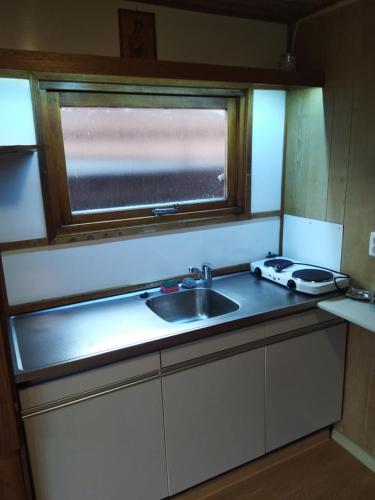 Dapur atau dapur kecil di Two Rooms Rustic House - Self Check-In