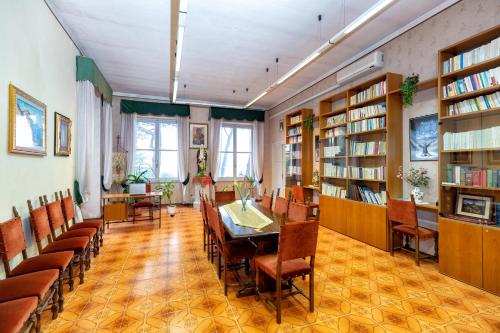 a library with a table and chairs and bookshelves at Istituto SS Salvatore in Orvieto