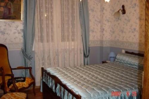 sypialnia z łóżkiem przed oknem w obiekcie Cascades Location w mieście Creissels