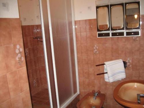 W łazience znajduje się prysznic, umywalka i toaleta. w obiekcie Cascades Location w mieście Creissels