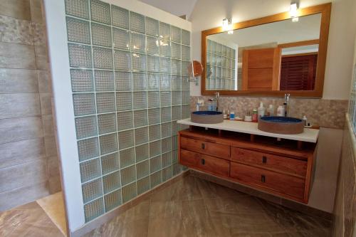 a bathroom with two sinks and a mirror at Villa Kintana Naka in Andoany