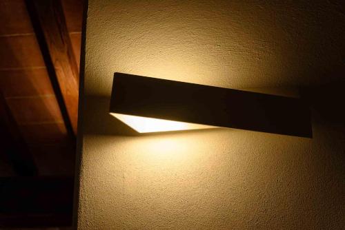 a light on the side of a wall at CasaJona Holiday in Poggibonsi