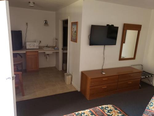 ein Wohnzimmer mit einer Kommode und einem TV an der Wand in der Unterkunft Country Inn Marion in Marion