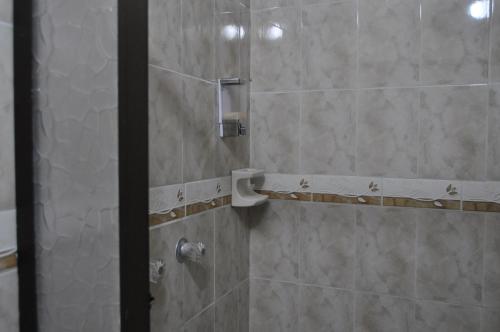 Koupelna v ubytování La Clave Hostel
