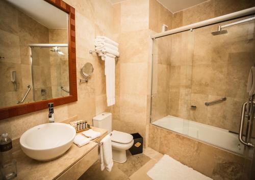 A bathroom at Sumaq Machu Picchu Hotel
