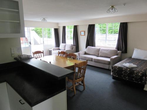 a room with a kitchen and a living room at Admirals Motor Lodge in Blenheim
