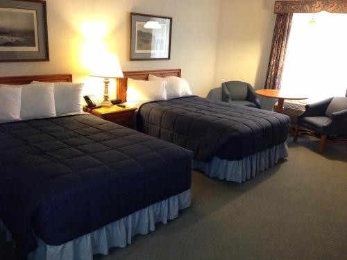 Katil atau katil-katil dalam bilik di Fontana Village Inn