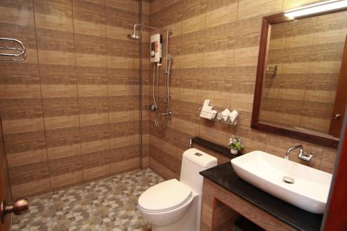a bathroom with a toilet and a sink at Cabana Lipe Beach Resort in Ko Lipe