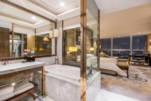 Koupelna v ubytování Minyoun Chengdu Kehua Hotel – Member of Preferred Hotels & Resorts