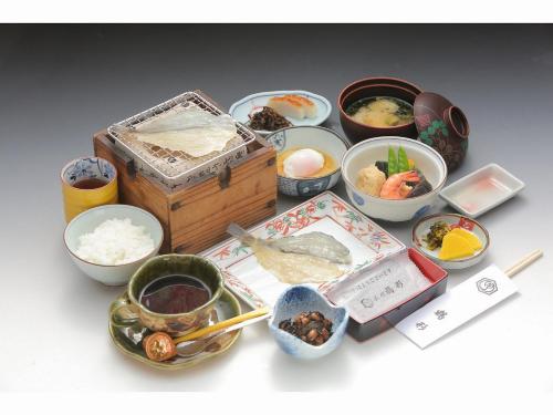 仓敷日奥日克昂特斯吉塔酒店的碗里放不同种类食物的桌子