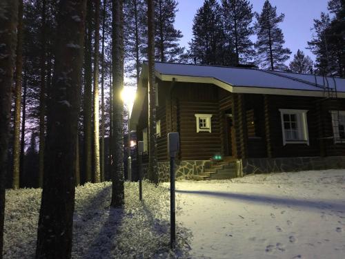 a log cabin in the woods in the snow at Chalet Suomukka in Suomutunturi