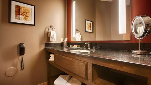 Kylpyhuone majoituspaikassa Best Western Premier Ivy Inn & Suites