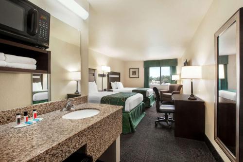 Gallery image of Travelodge by Wyndham Livonia in Livonia