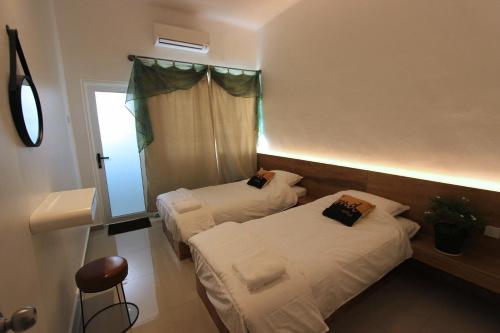 Ένα ή περισσότερα κρεβάτια σε δωμάτιο στο Tung's Tropika - With a Wooden Hut by a Lake