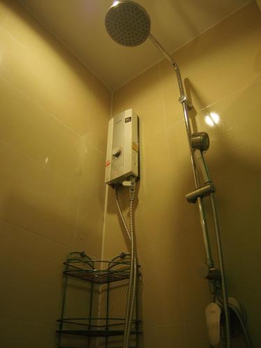 a shower in a bathroom with a shower at Nong Nuey Rooms in Ko Samed