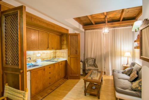 kuchnia z kanapą i stołem w pokoju w obiekcie Exclusivo DÚPLEX en la PLAZA w mieście Sierra Nevada