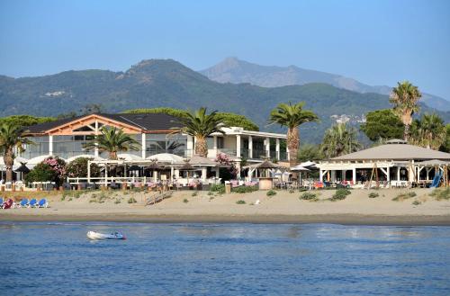 um edifício na praia com um pássaro na água em Hotel & Restaurant San Pellegrino em Folelli