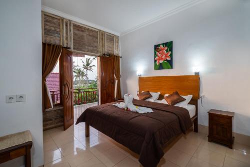 une chambre avec un grand lit et une fenêtre dans l'établissement Krisna Home Stay, à Nusa Lembongan