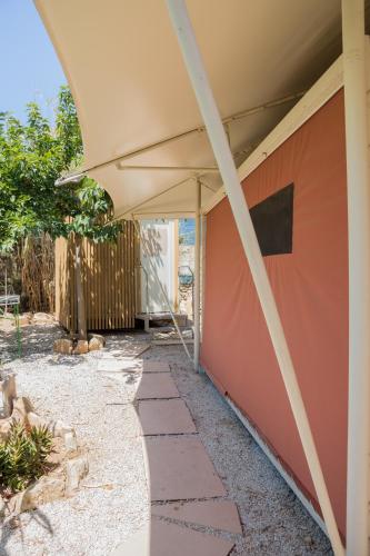 El edificio en el que está el campamento