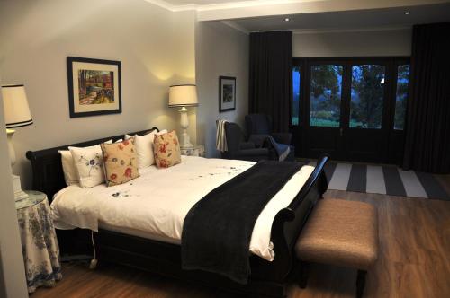 Un pat sau paturi într-o cameră la Blueberry Hill Cottages