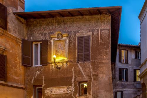 a building with a statue on the side of it at Boutique Hotel Campo de' Fiori in Rome