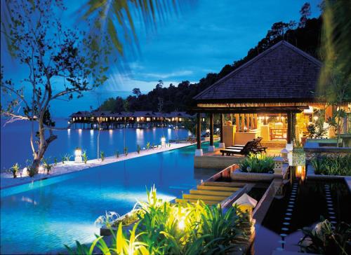 Pangkor Laut Resort - Small Luxury Hotels of the World في بانكور: تقديم المسبح في المنتجع