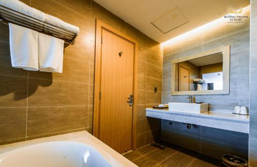un baño con bañera y lavabo en Muong Thanh Luxury Khanh Hoa, en Nha Trang