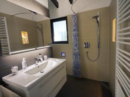 Ένα μπάνιο στο Villa Ana Marie - by Holiday Rentals Villamar