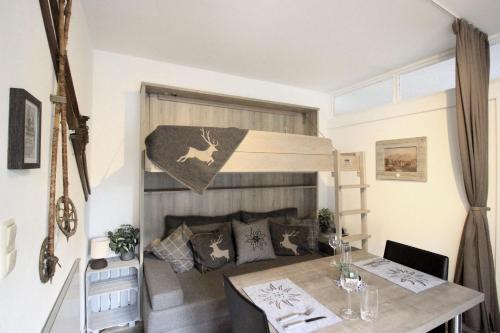 1 dormitorio con litera, mesa y escritorio en Apartment Edelweiss en Zell am See