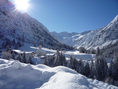 Lechtaler Naturparkchalets през зимата