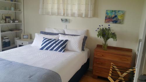 מיטה או מיטות בחדר ב-Blooming Delight Tauranga