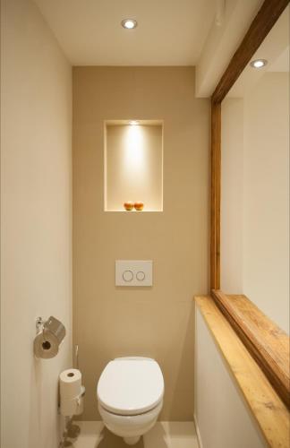 a bathroom with a white toilet and a mirror at Lieblingsplatz Tirolerhof in Zell am Ziller