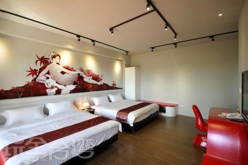 馬公市的住宿－美宿館海景風民宿，酒店客房设有两张床,墙上挂有绘画作品