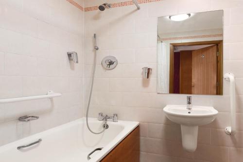 Ένα μπάνιο στο Savera Hotel South Ruislip