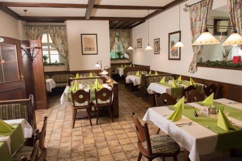バート・アウスゼーにあるブラウエ トラウベのテーブルと椅子(緑のナプキン付)のあるレストラン