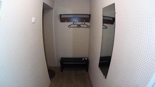 ノヴォシビルスクにあるАпартаменты на Блюхера 43のバスルーム(洗面台、鏡付)