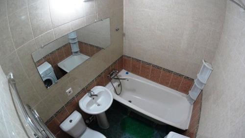 ノヴォシビルスクにあるАпартаменты на Блюхера 43のバスルーム(シンク、バスタブ、トイレ付)