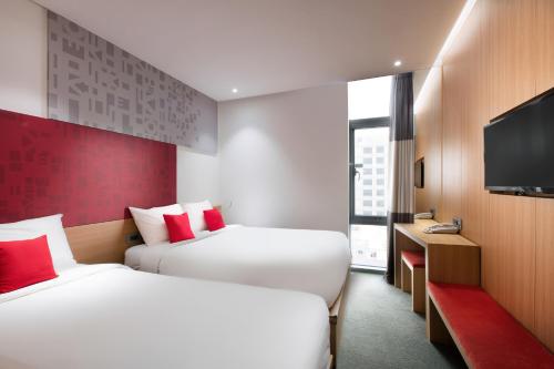 首爾的住宿－Travelodge Dongdaemun Seoul，酒店客房设有两张床和一台平面电视。
