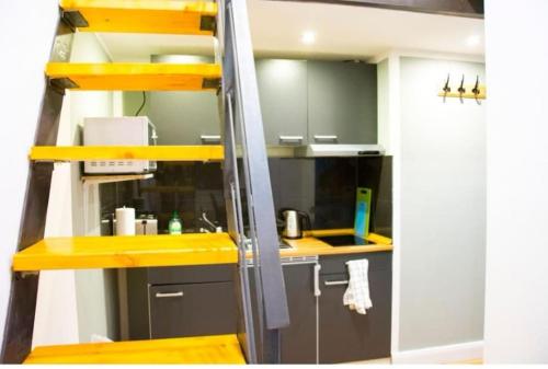 Una cocina con una encimera amarilla y un fregadero. en Kudamm Apartments, en Berlín