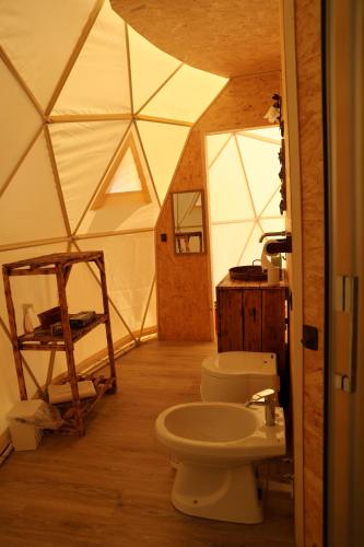 Civitella MarittimaにあるGlamping il Soleのバスルーム(トイレ2つ付)が備わるテントです。