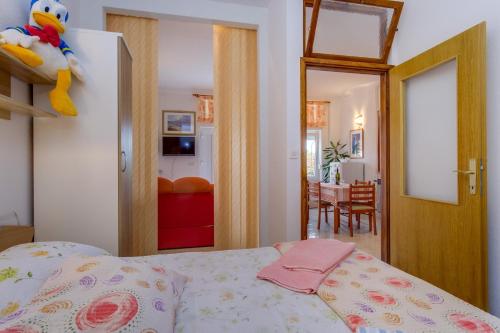 マリ・ロシニにあるHouse Amalija Sea View Apartmentsのベッドルーム1室(ピンクのタオル付きのベッド1台付)