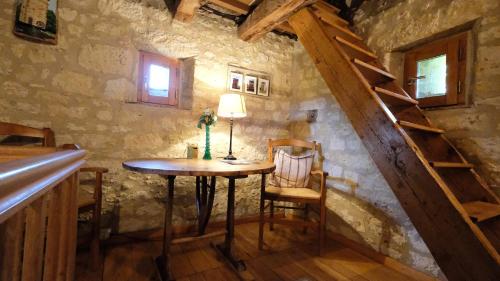 a small room with a table and chairs in a building at Domaine Les Miquels in Castelnau-de-Montmiral