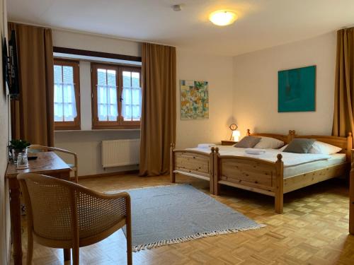 En eller flere senger på et rom på Hotel Bettelhaus