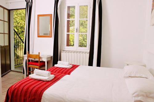 Säng eller sängar i ett rum på Auberge Le Romarin