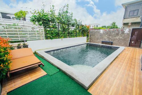 una piscina en la parte superior de un patio en FullLove HuaHin PoolVilla en Hua Hin