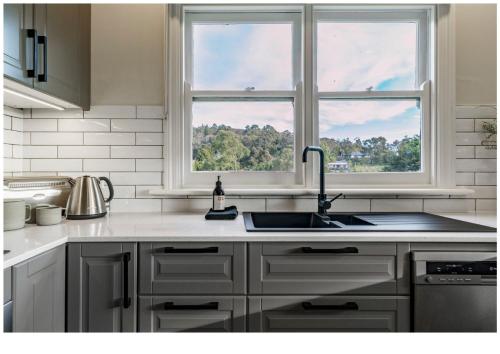uma cozinha com um lavatório e uma janela em Gracemont Boutique Accommodation em Healesville
