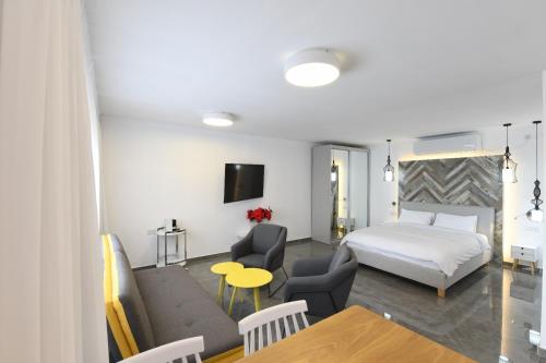 Suite dream في إيلات: غرفة فندقية بسرير وطاولة وكراسي