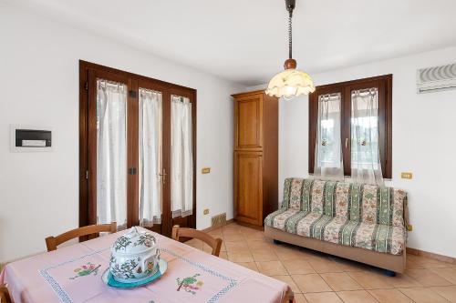 Primula 1 في مارينا دي كامبو: غرفة معيشة مع طاولة وأريكة